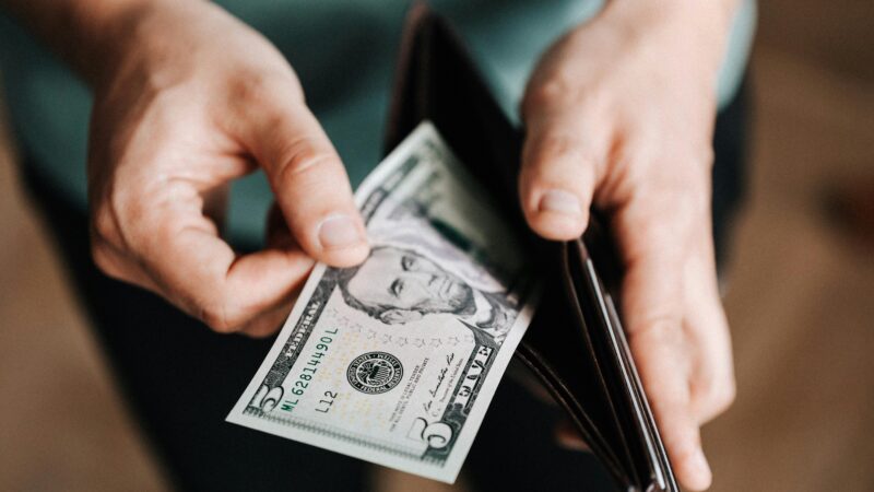 Dólar sobe a R$ 5,45, com nova ameaça de tarifas de Trump ao Brics e seus aliados