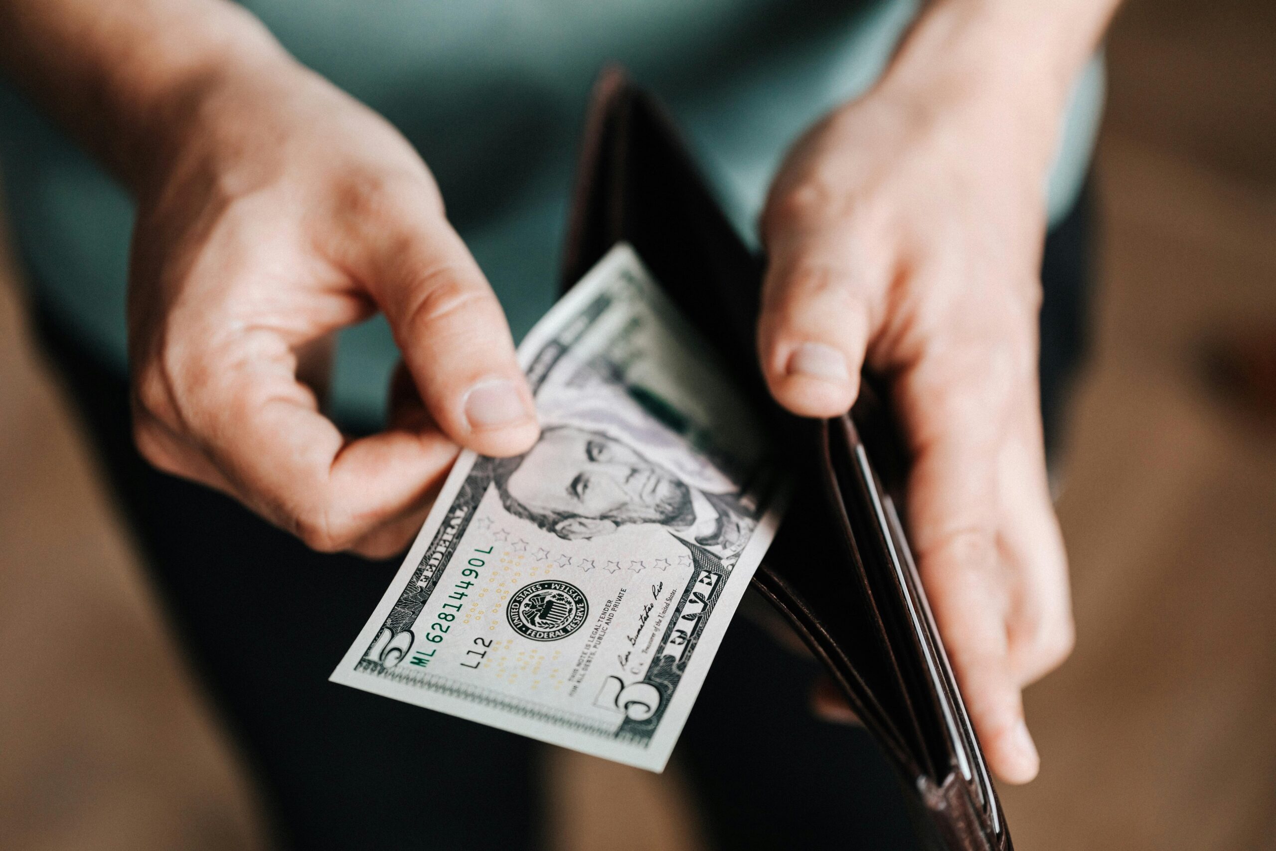 Dólar sobe a R$ 5,45, com nova ameaça de tarifas de Trump ao Brics e seus aliados