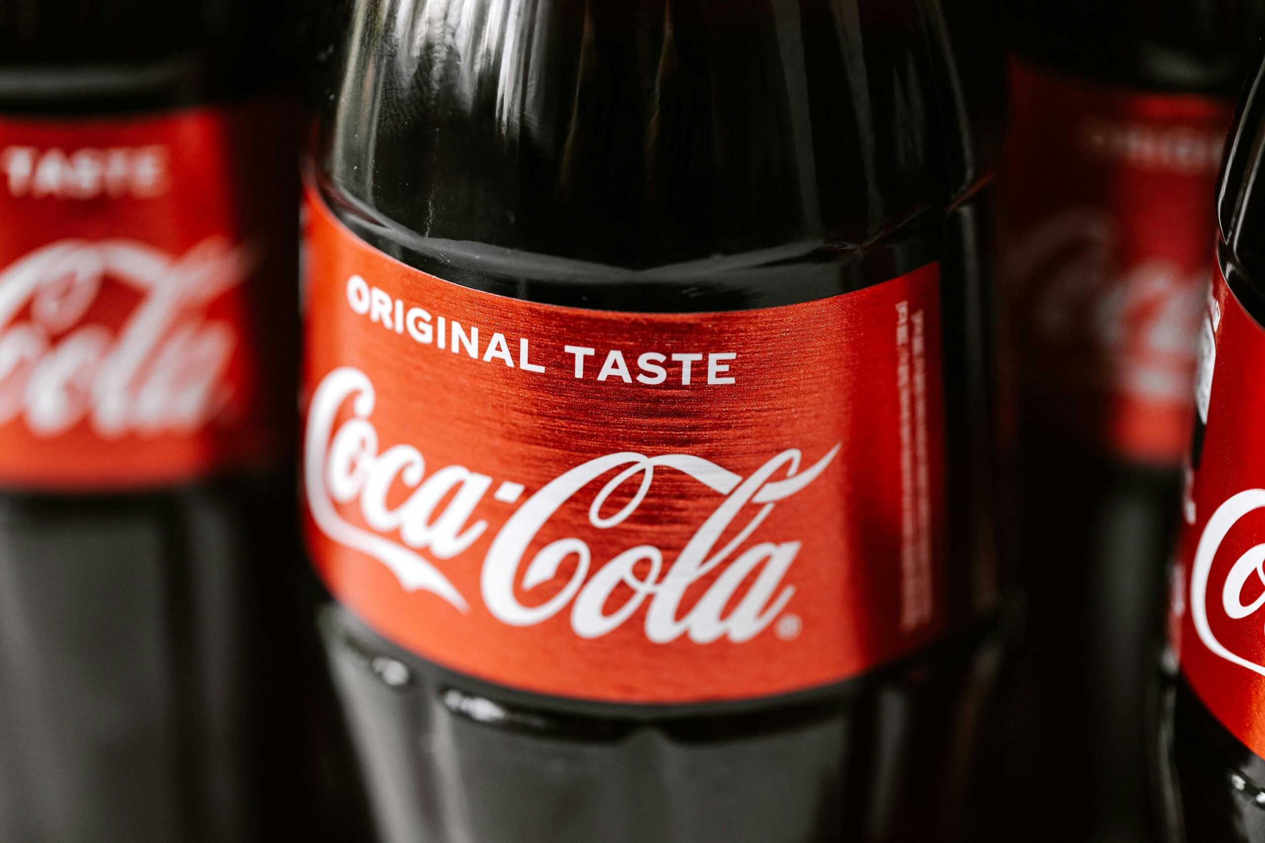 Coca-cola com açúcar da cana, como quer Trump, dependeria do Brasil e ficaria mais cara nos EUA?