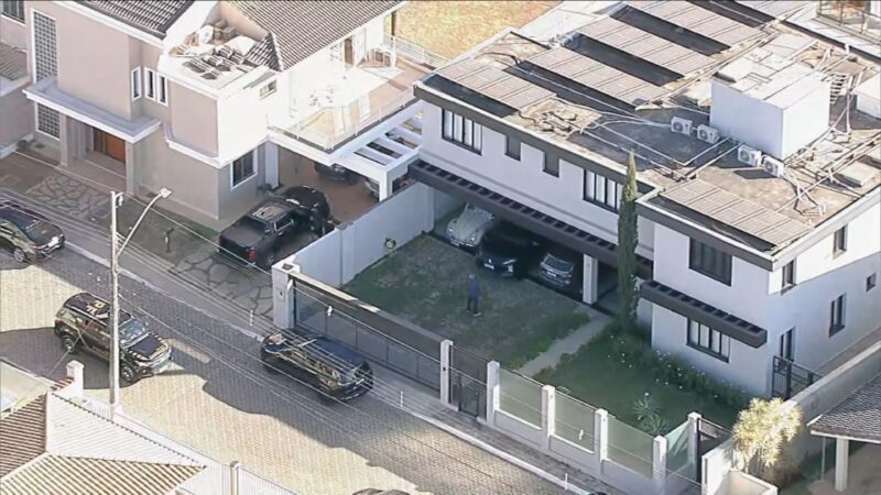 PF encontra US$ 14 mil na casa de Bolsonaro; defesa diz que celular do ex-presidente foi apreendido