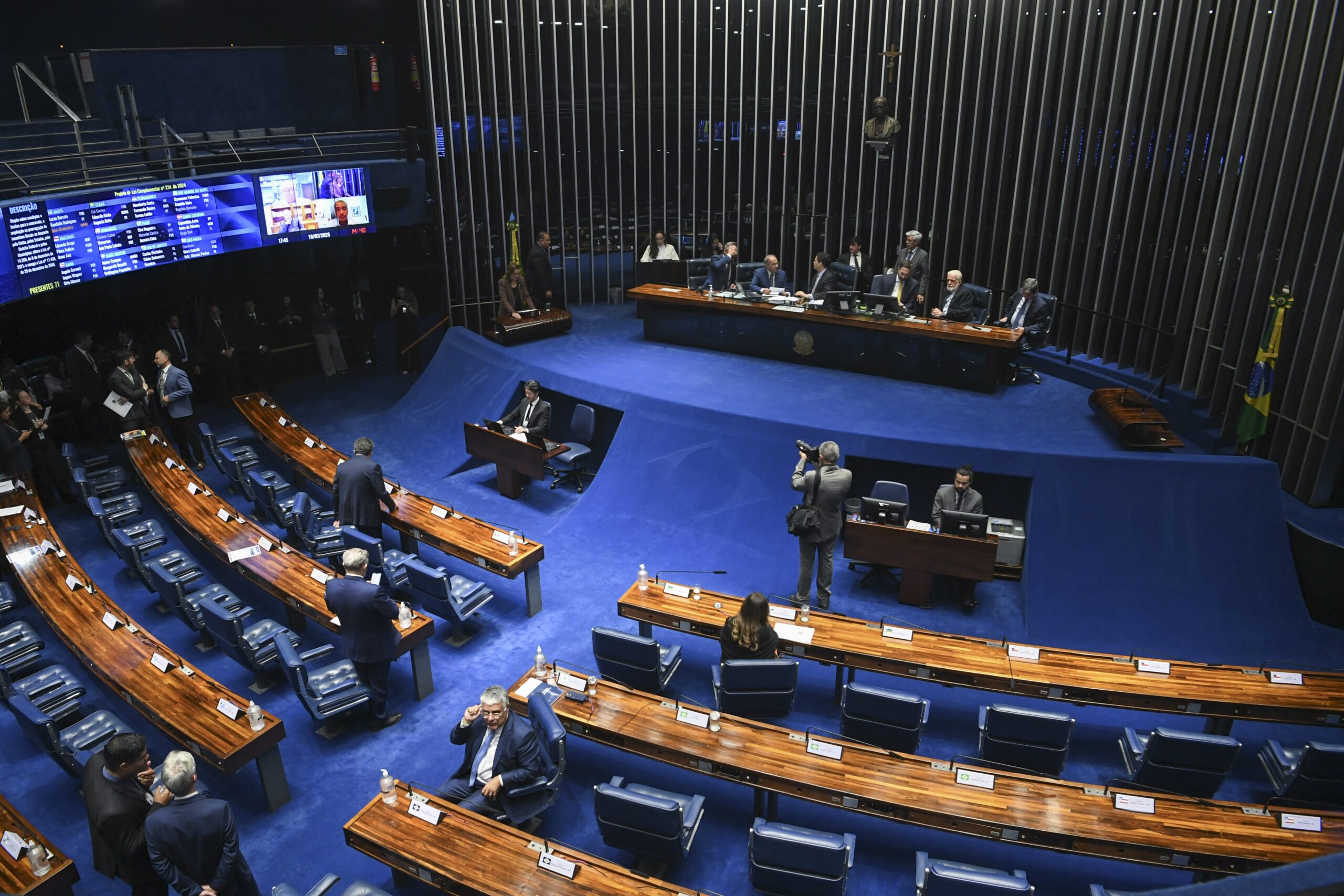 Senado aprova, em 1º turno, PEC que aumenta prazo e institui limite para municípios pagarem precatórios