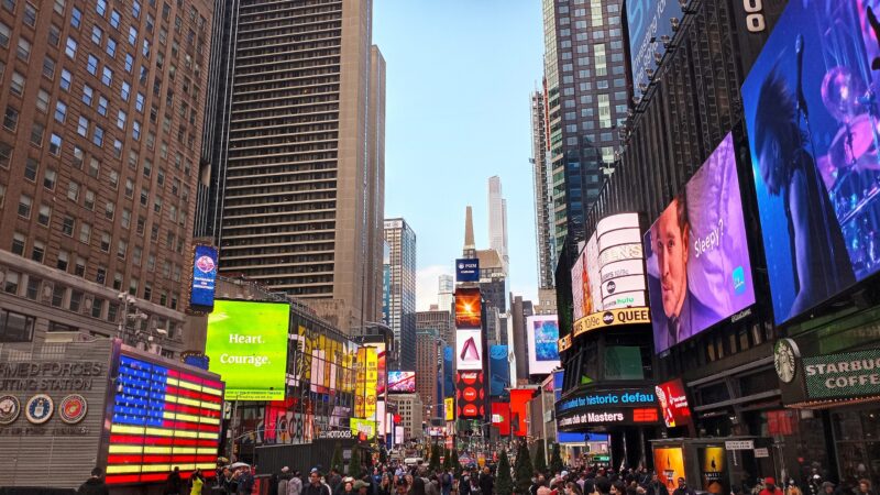 É #FAKE que Trump mandou exibir bandeira do Brasil em telão de Nova York em apoio a Bolsonaro