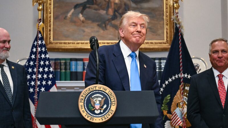 Trump acaba com isenção e retoma a ‘taxa das blusinhas’ dos EUA