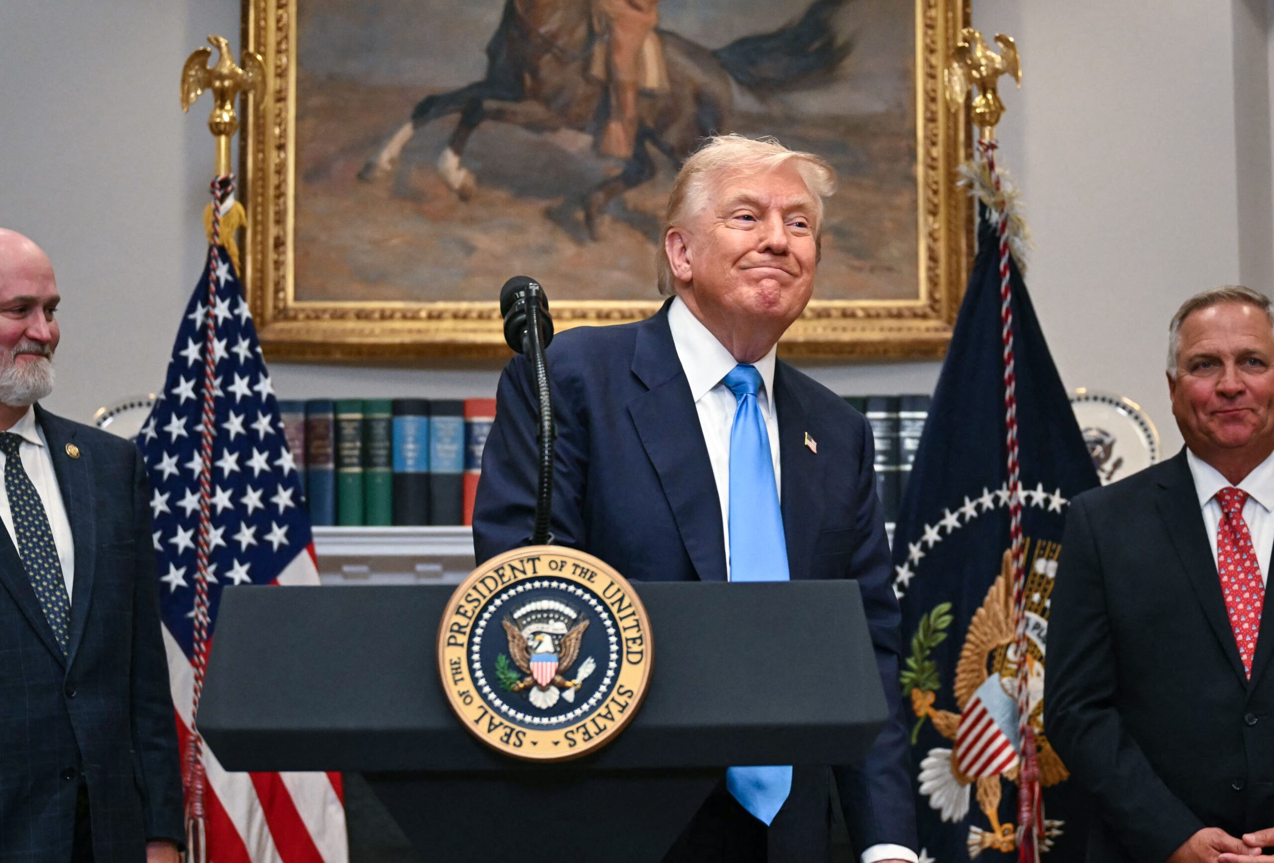 Trump acaba com isenção e retoma a ‘taxa das blusinhas’ dos EUA