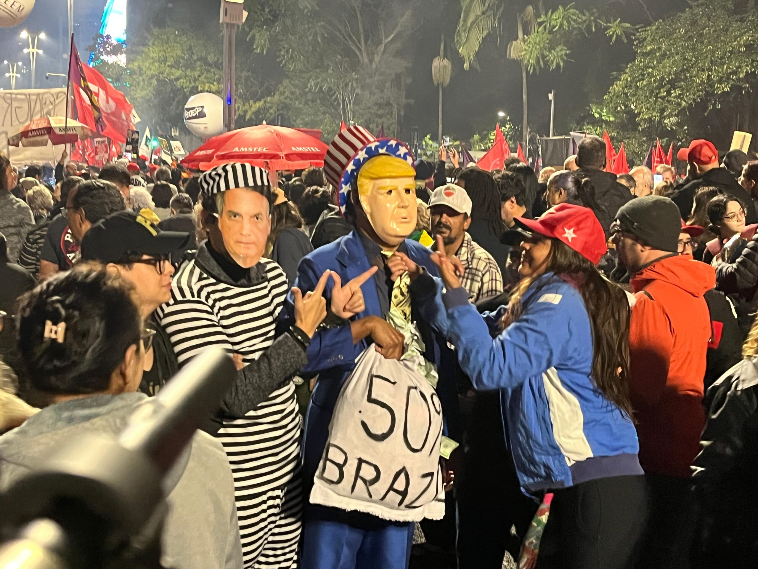 Manifestantes ocupam Av. Paulista em protesto contra tarifaço imposto por Trump ao Brasil e pela taxação dos super-ricos