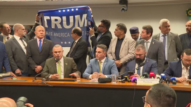 Após proibição de Motta, oposição protesta com bandeira de Trump na Câmara