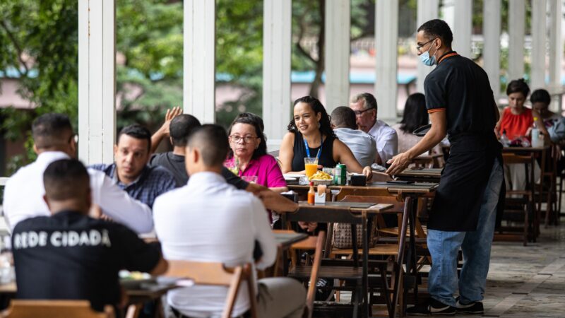 IBGE: setor de serviços bate recorde de trabalhadores, mas remuneração média pouco avança
