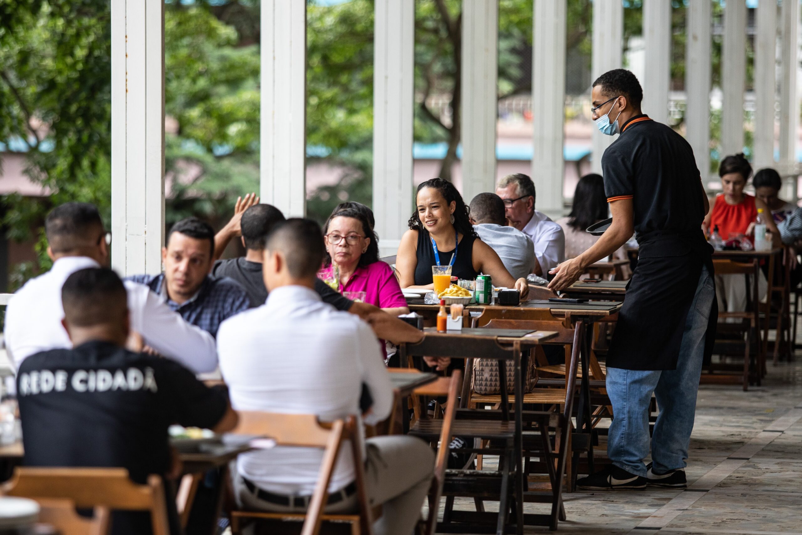 IBGE: setor de serviços bate recorde de trabalhadores, mas remuneração média pouco avança