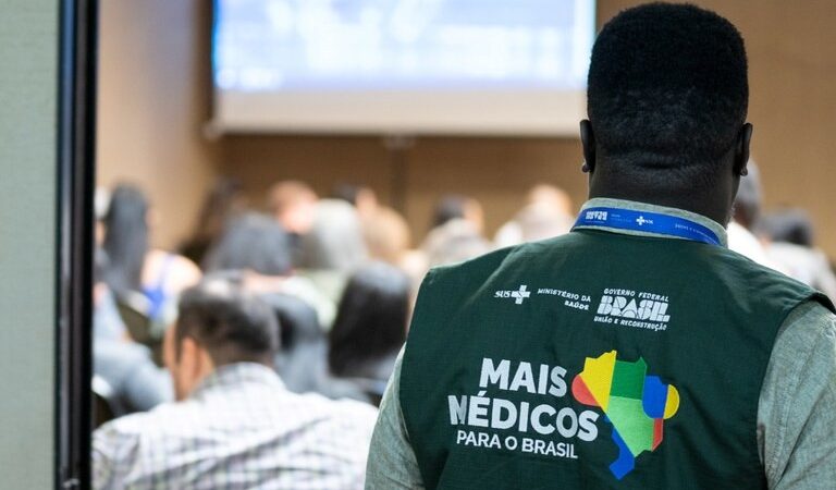 Presença de cubanos no Mais Médicos reduziu ao longo dos anos; formato atual prioriza profissionais brasileiros