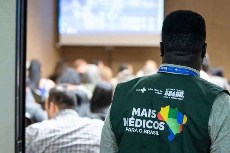 Presença de cubanos no Mais Médicos reduziu ao longo dos anos; formato atual prioriza profissionais brasileiros