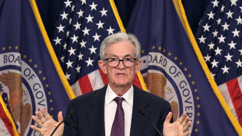 Powell sinaliza possível corte de juros, mas alerta para risco inflacionário com tarifas de Trump