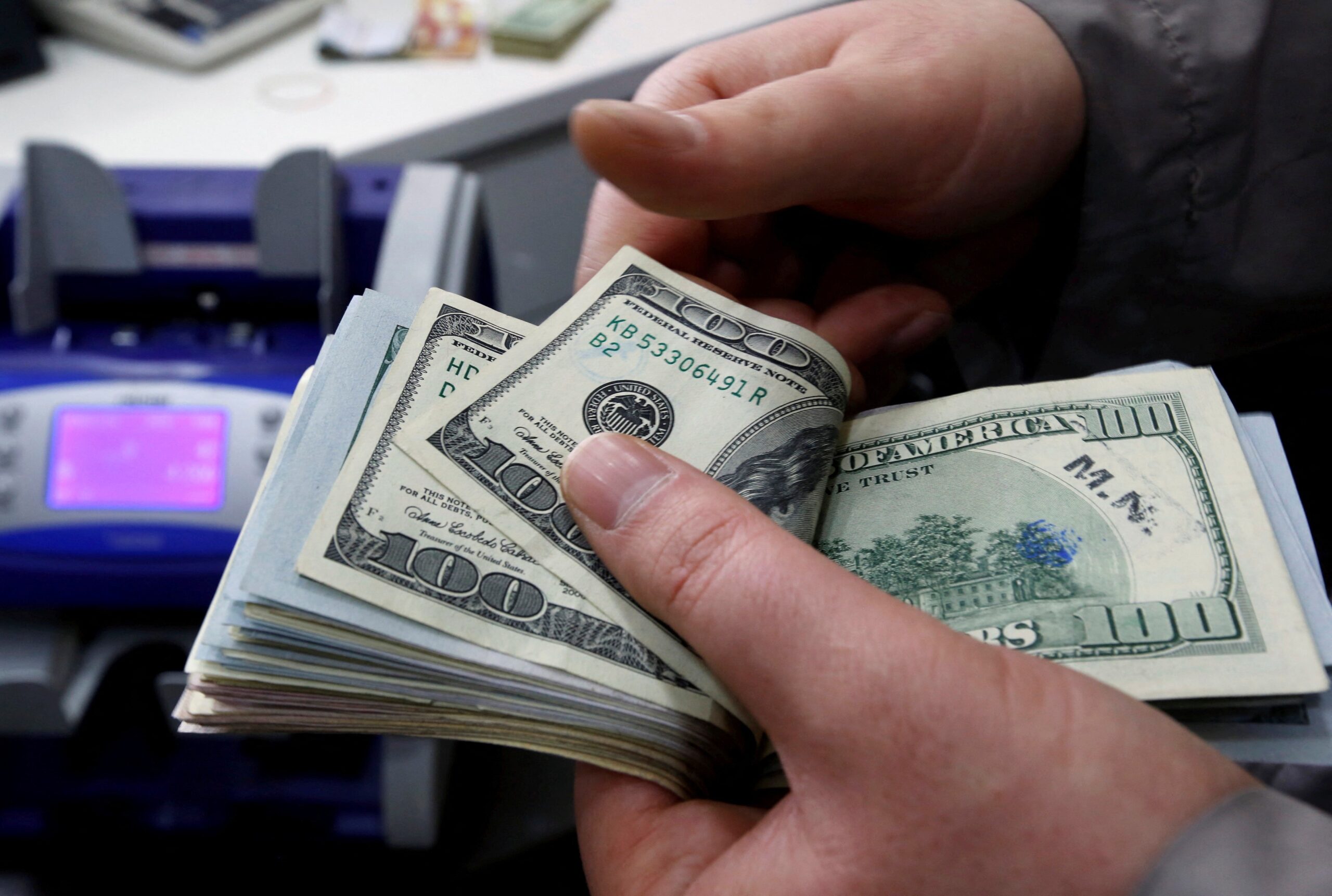 Dólar abre em queda com demissão de diretora do Fed