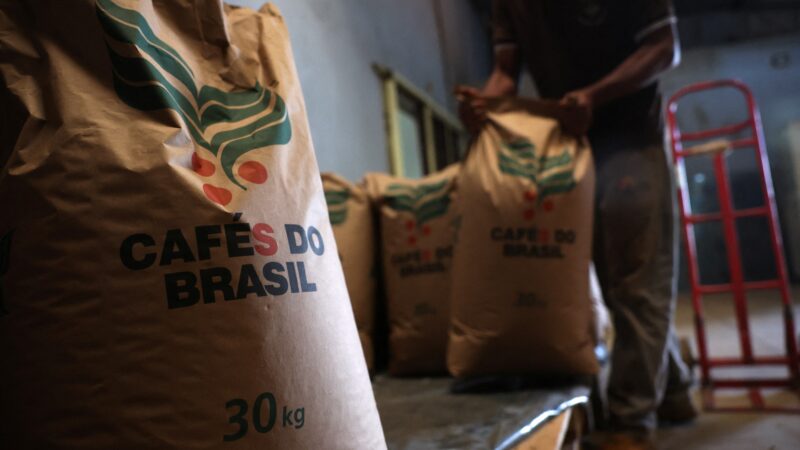 Tarifaço: resistente, café pode ser estocado agora para ser exportado só em 2026