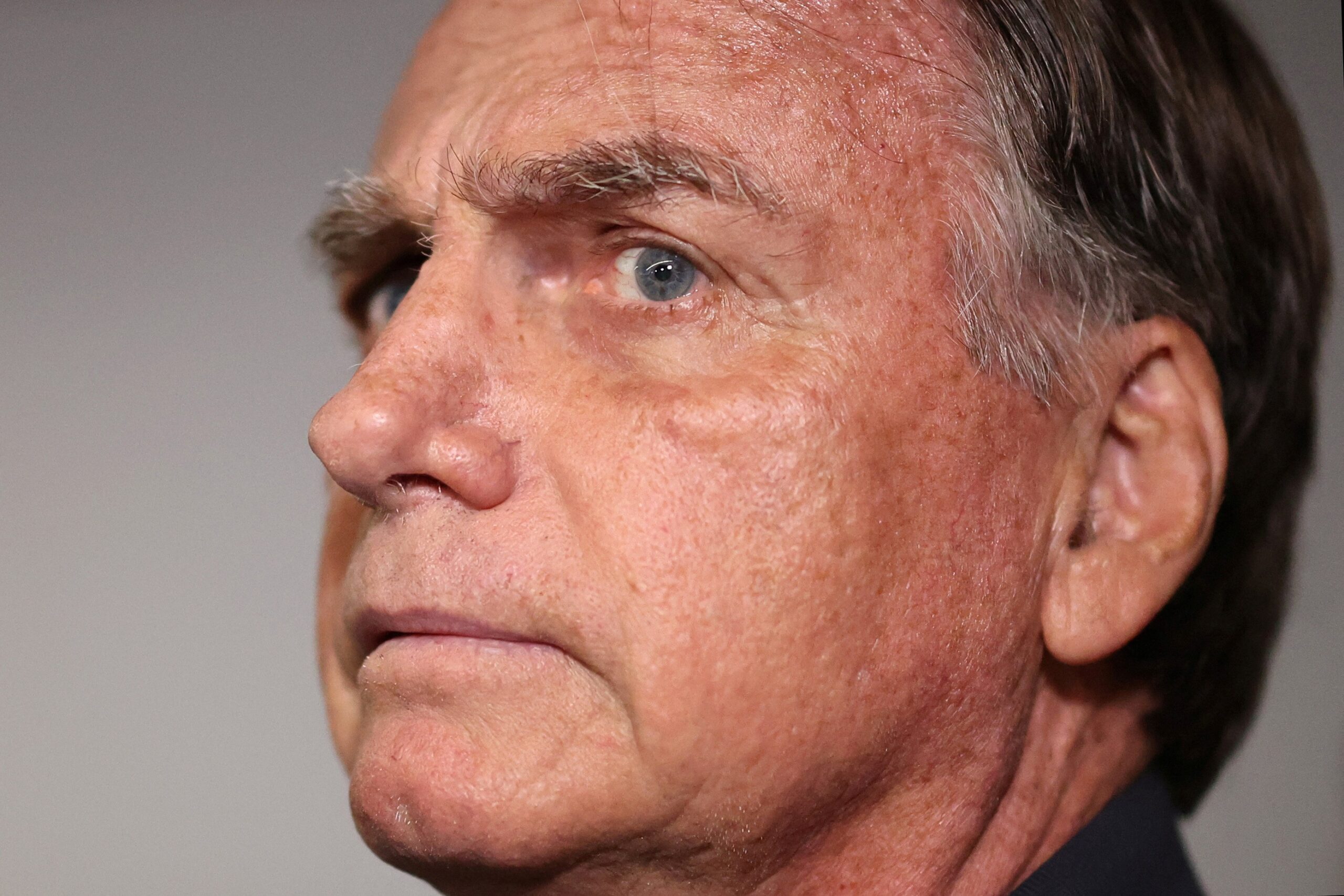 Prisão domiciliar de Jair Bolsonaro: nas redes, 53% são a favor e 47% são contra, aponta Quaest