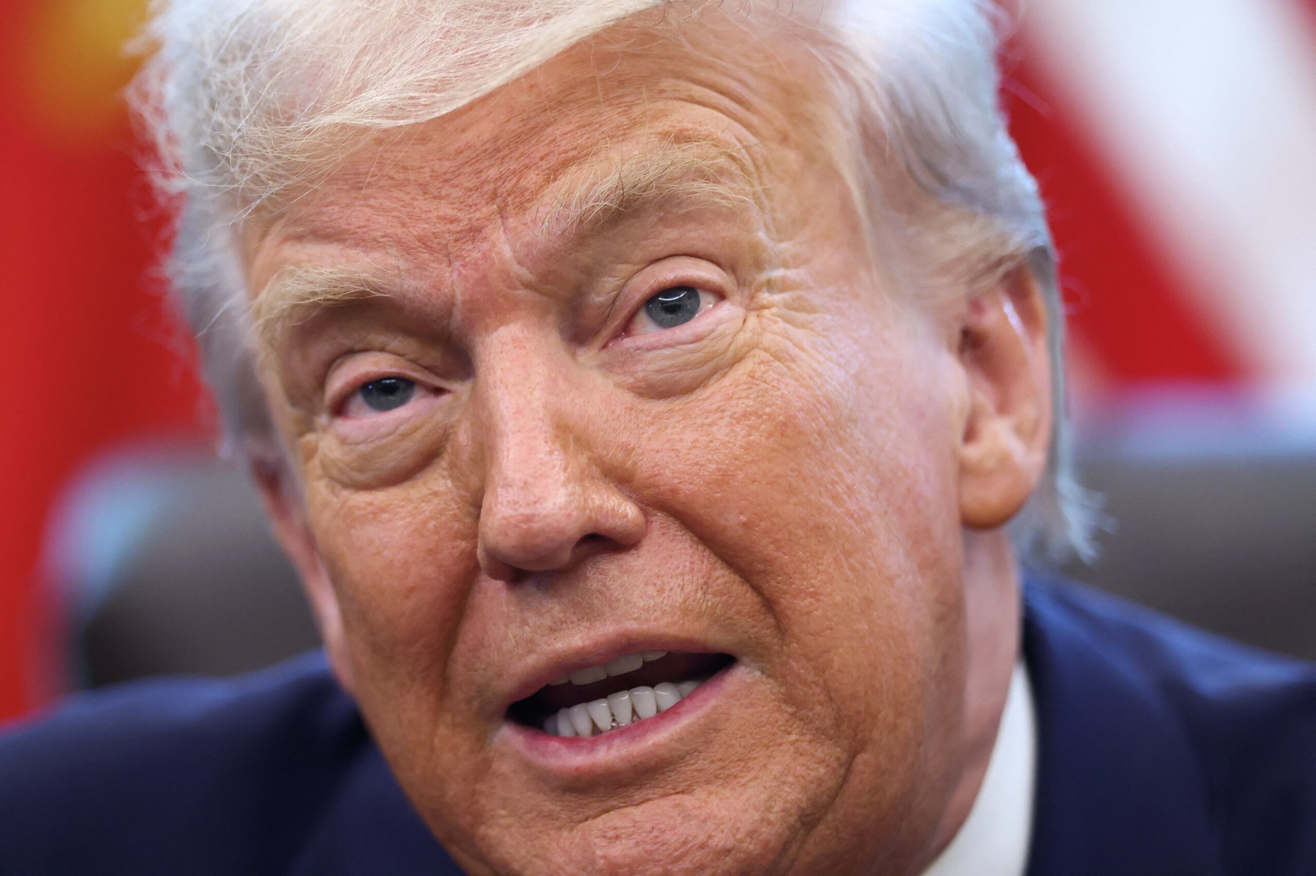 Trump ameaça impor tarifa de 200% se China não fornecer ímãs aos EUA