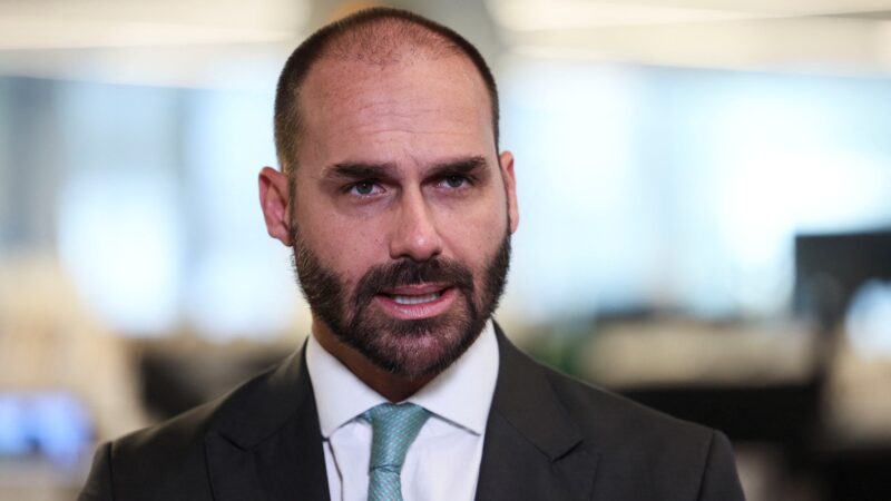 Eduardo Bolsonaro diz ter recebido insultos e troca de número de celular após vazamento de contato