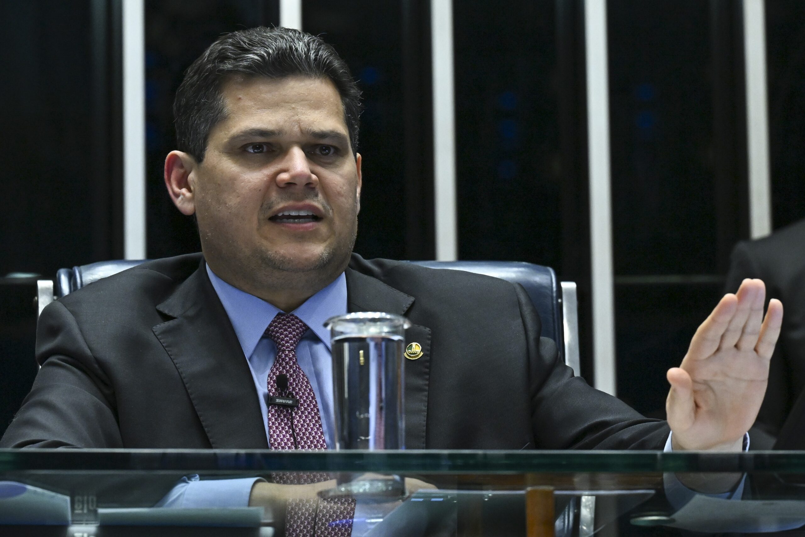 Alcolumbre diz a senadores que ‘não vai aceitar ou ceder a chantagens’
