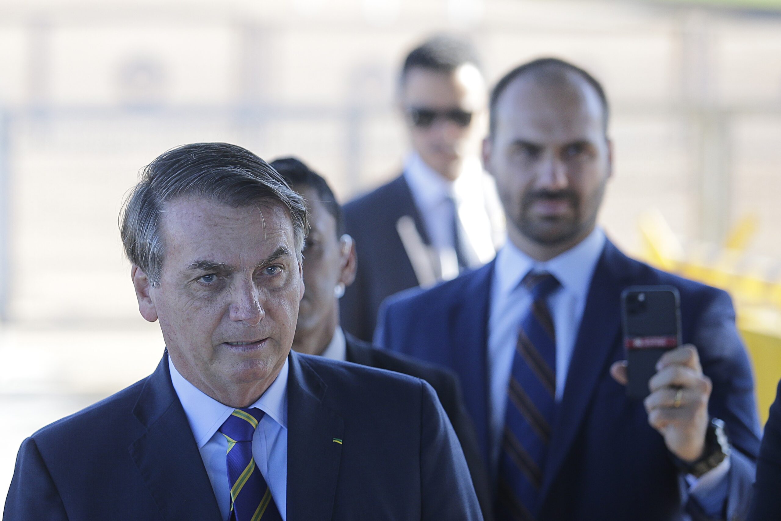 Jair e Eduardo Bolsonaro indiciados por coação – O Assunto #1538