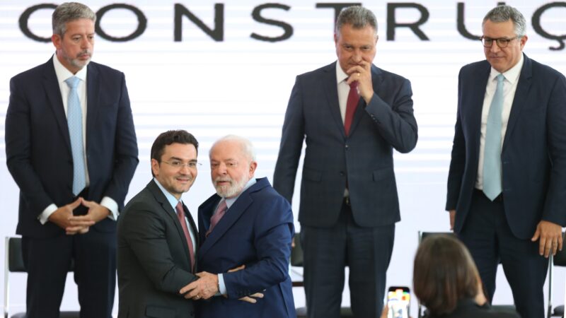 Ministro do Turismo tenta permanecer no cargo, mas é pressionado pelo União Brasil e pode ser expulso do partido