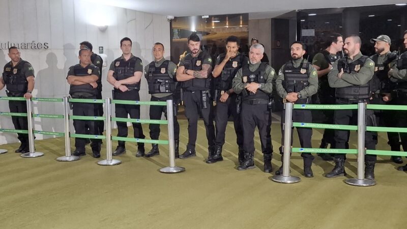 Após mais de 2h, Motta negocia com oposicionistas que ocuparam o plenário e abre sessão da Câmara