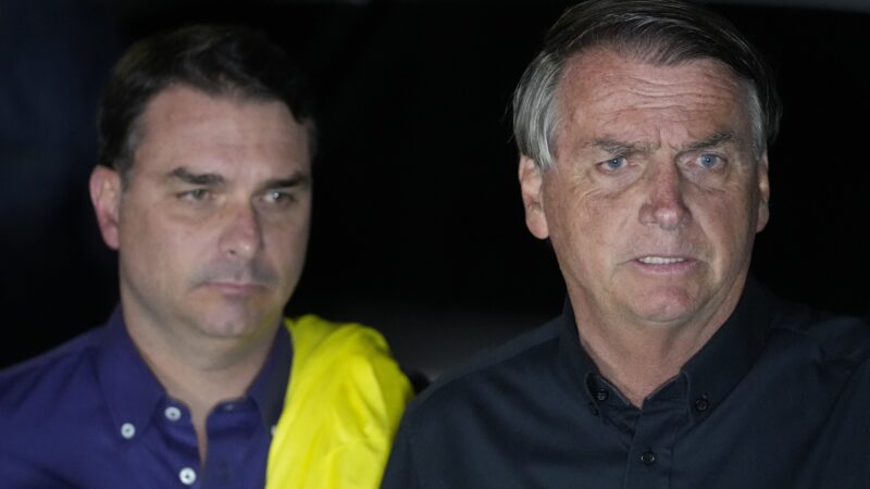 Flávio diz que postagem partiu dele e que Bolsonaro não quis burlar medidas cautelares