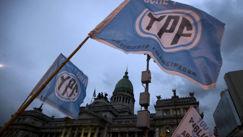 Justiça dos EUA poupa Argentina de entregar ações da estatal YPF enquanto avalia recursos