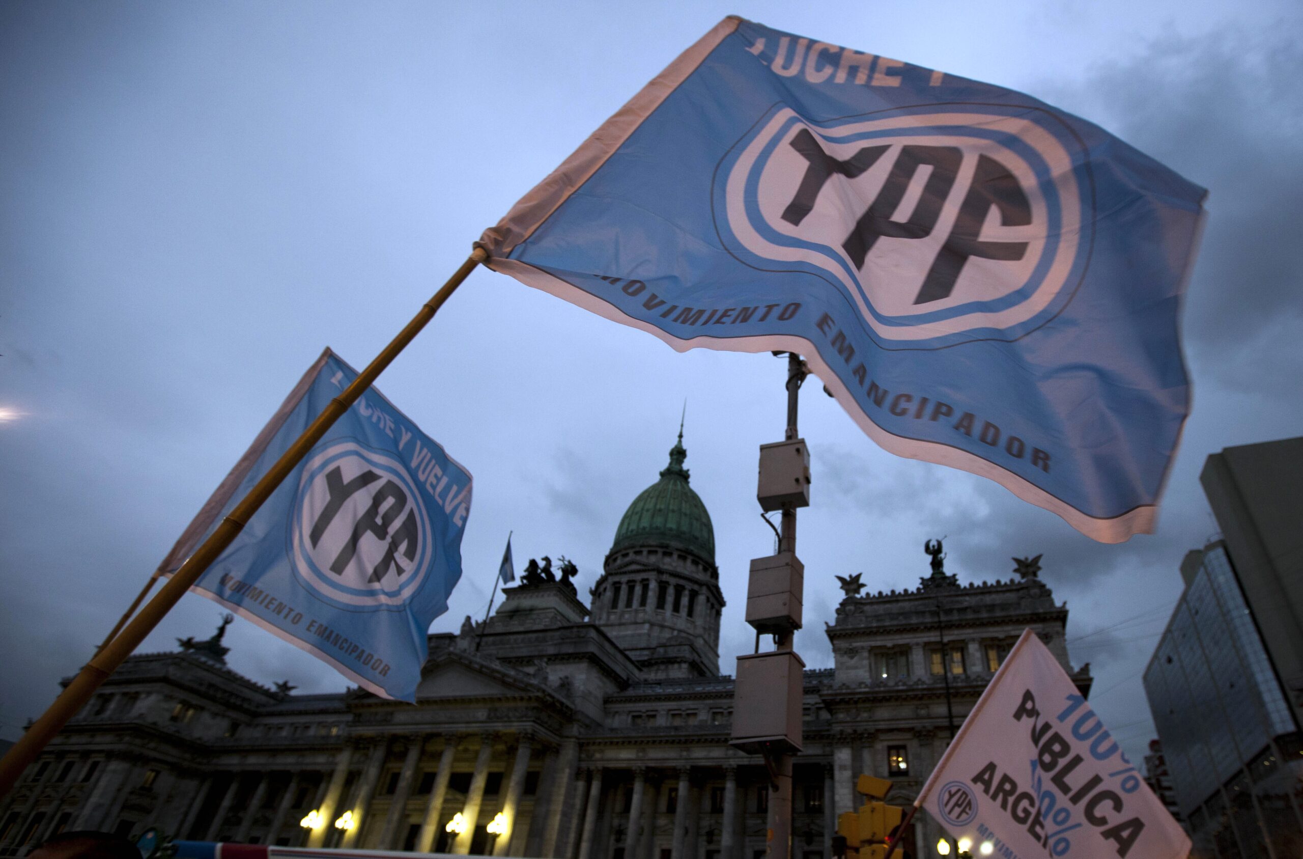Justiça dos EUA poupa Argentina de entregar ações da estatal YPF enquanto avalia recursos