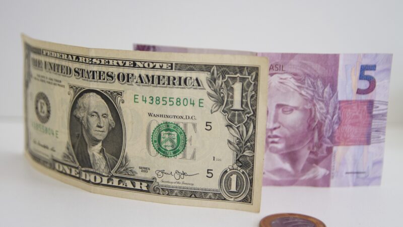 Tarifaço de Trump: por que o dólar e a bolsa não reagiram tão mal aos efeitos negativos?