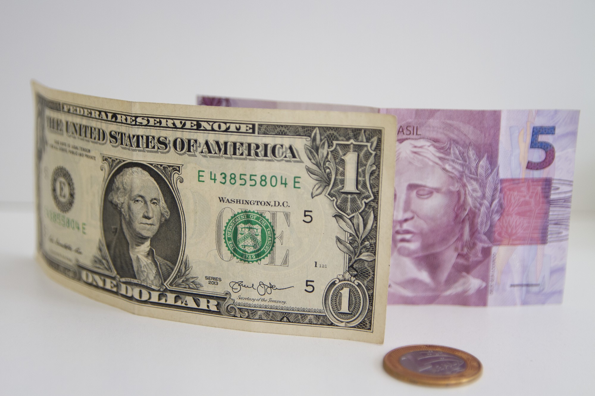 Tarifaço de Trump: por que o dólar e a bolsa não reagiram tão mal aos efeitos negativos?