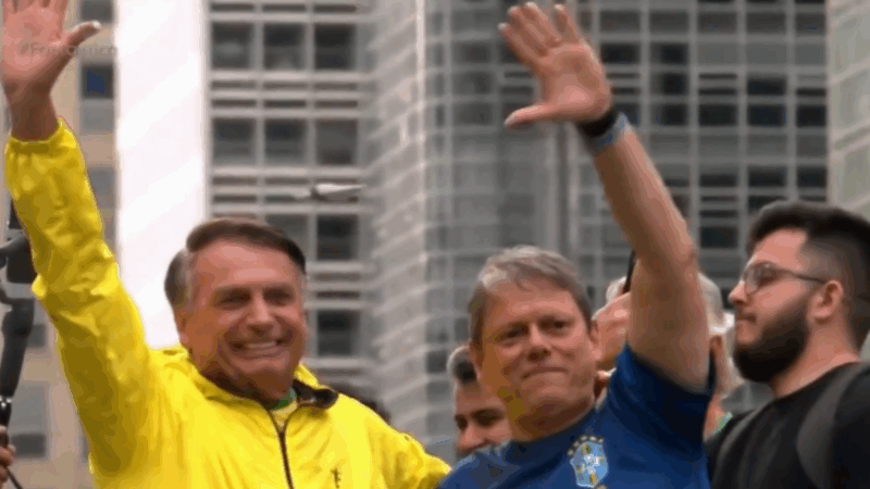 Família Bolsonaro está sequestrada por bolhas e Tarcísio corre risco de veto antibolsonarista, analisa cientista político; ouça
