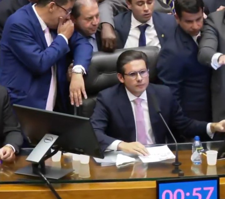 Centrão e oposição pressionam Motta a levar blindagem de parlamentares a votação; governistas tentam segurar