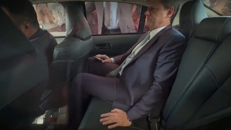 Bolsonaro recebe visita de Tarcísio em prisão domiciliar