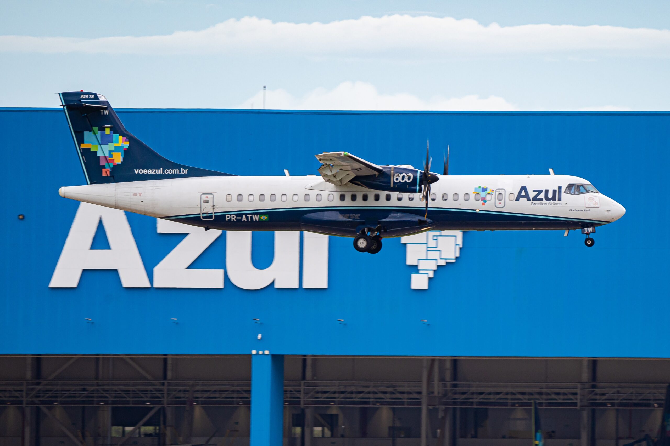 Azul encerra operações em 14 cidades no Brasil em 2025; veja municípios