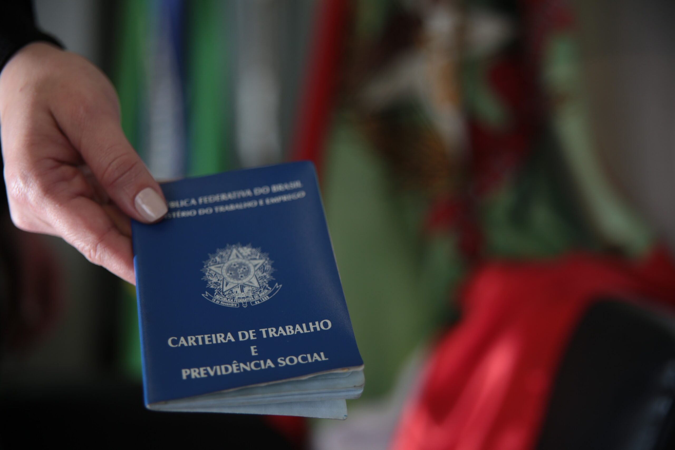 Desemprego cai em 18 estados brasileiros no 2º trimestre de 2025, diz IBGE