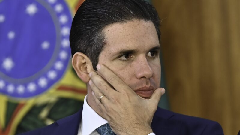 ‘Não funciono sob ameaça’, diz Motta sobre Eduardo Bolsonaro