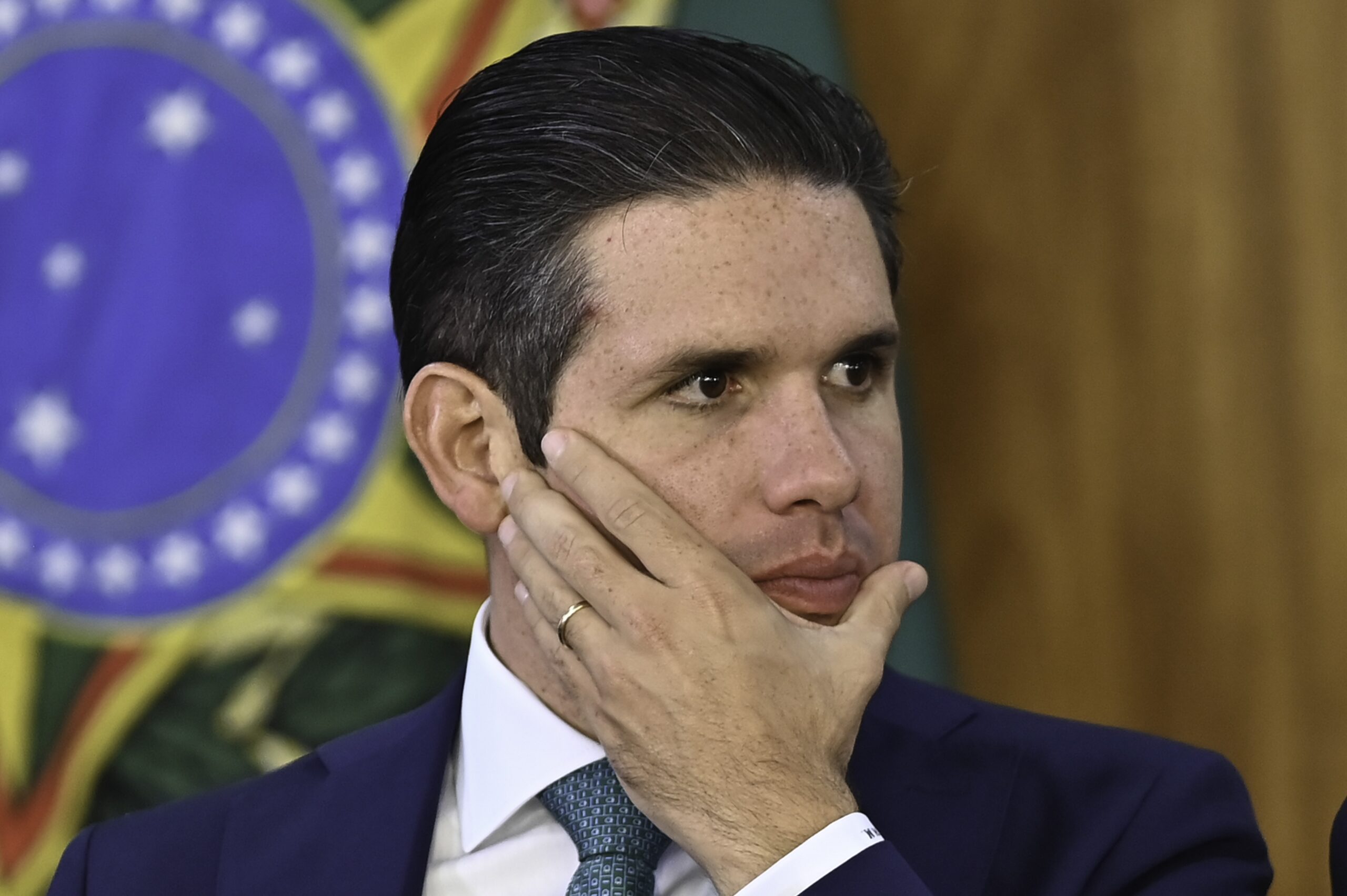 ‘Não funciono sob ameaça’, diz Motta sobre Eduardo Bolsonaro