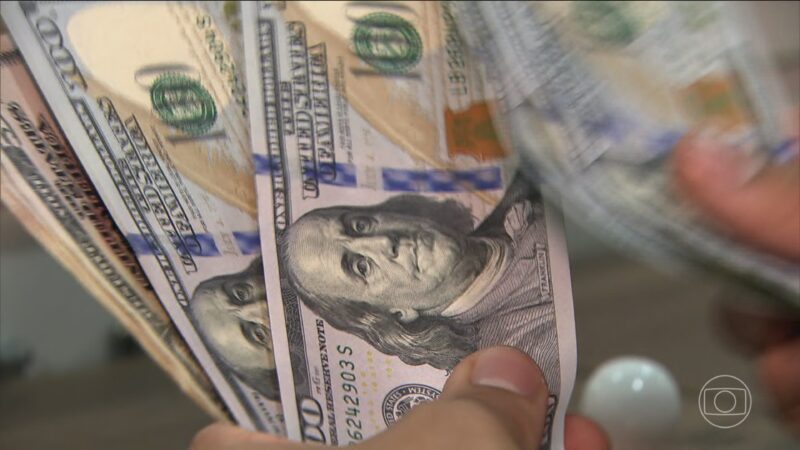 Dólar abre em queda acompanhando impasse Brasil-EUA e na expectativa pela ata do Fed