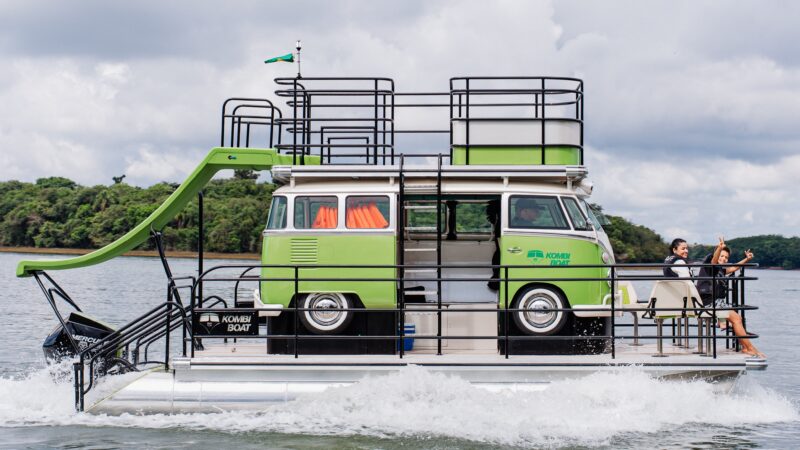 VW Kombi barco: réplica da van clássica navega pelas águas e custa R$ 790 mil