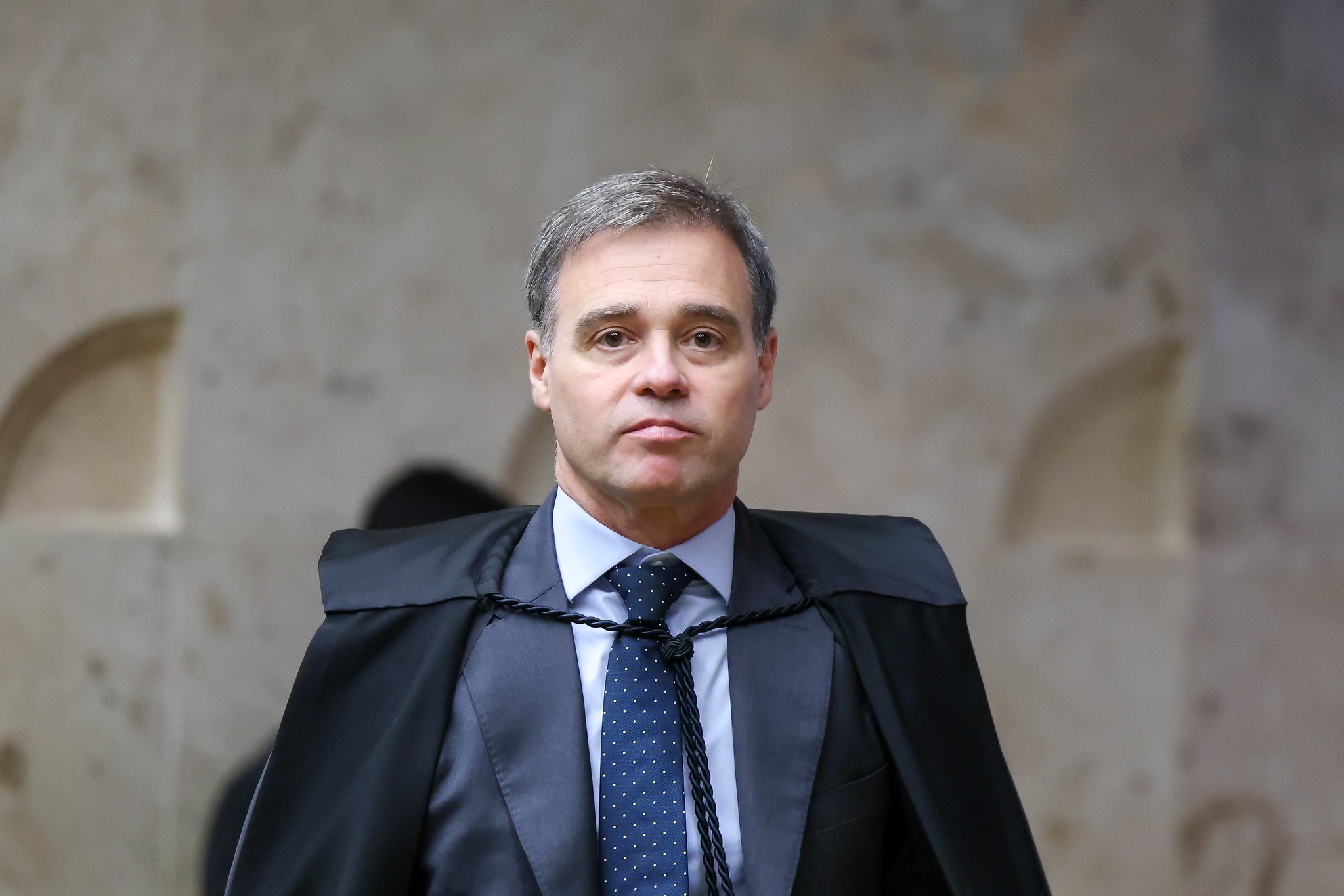 É #FAKE que André Mendonça falou que Bolsonaro sofre perseguição no STF; vídeo foi adulterado com inteligência artificial