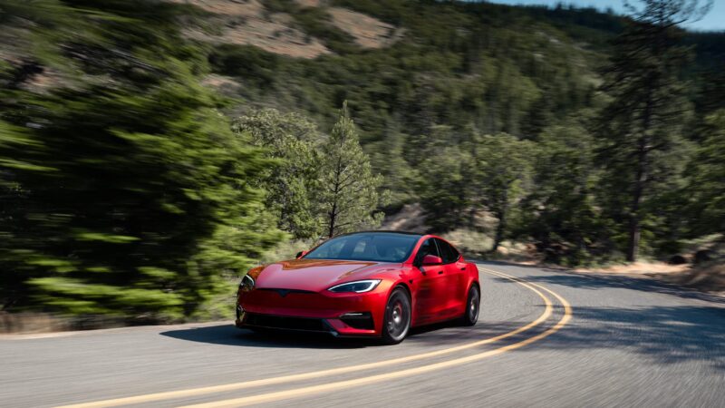 Tesla é condenada em US$ 243 milhões por acidente fatal com piloto automático