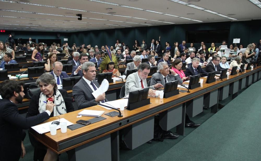 CCJ da Câmara aprova projeto que aumenta pena para aliciamento de menores pela internet