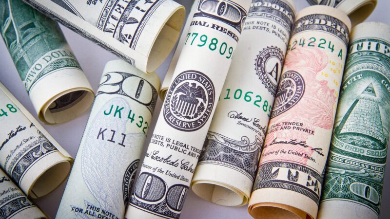 Dólar abre em alta com incertezas do Fed e à espera de dados do Caged