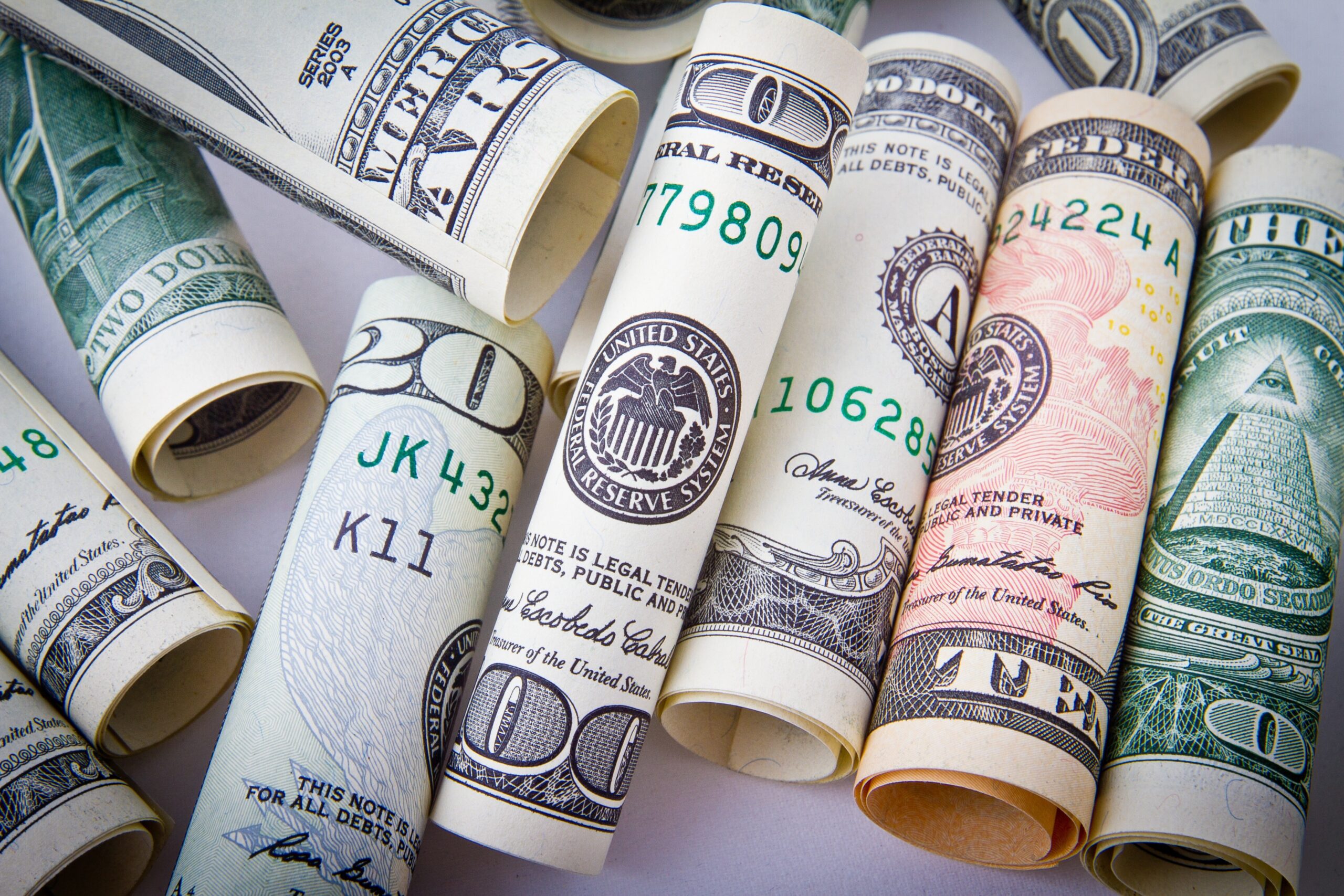 Dólar abre em queda, com foco em negociações entre Brasil e EUA