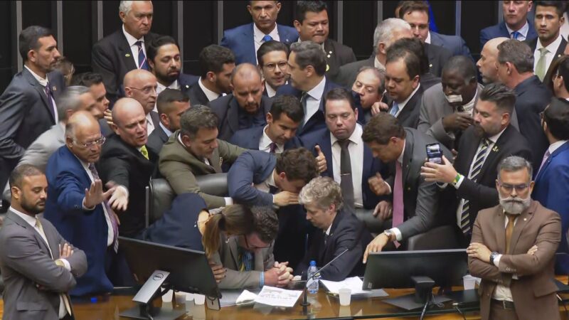Motta tenta sentar na cadeira da Presidência da Câmara, deputado da oposição não deixa, mas depois cede; veja vídeo