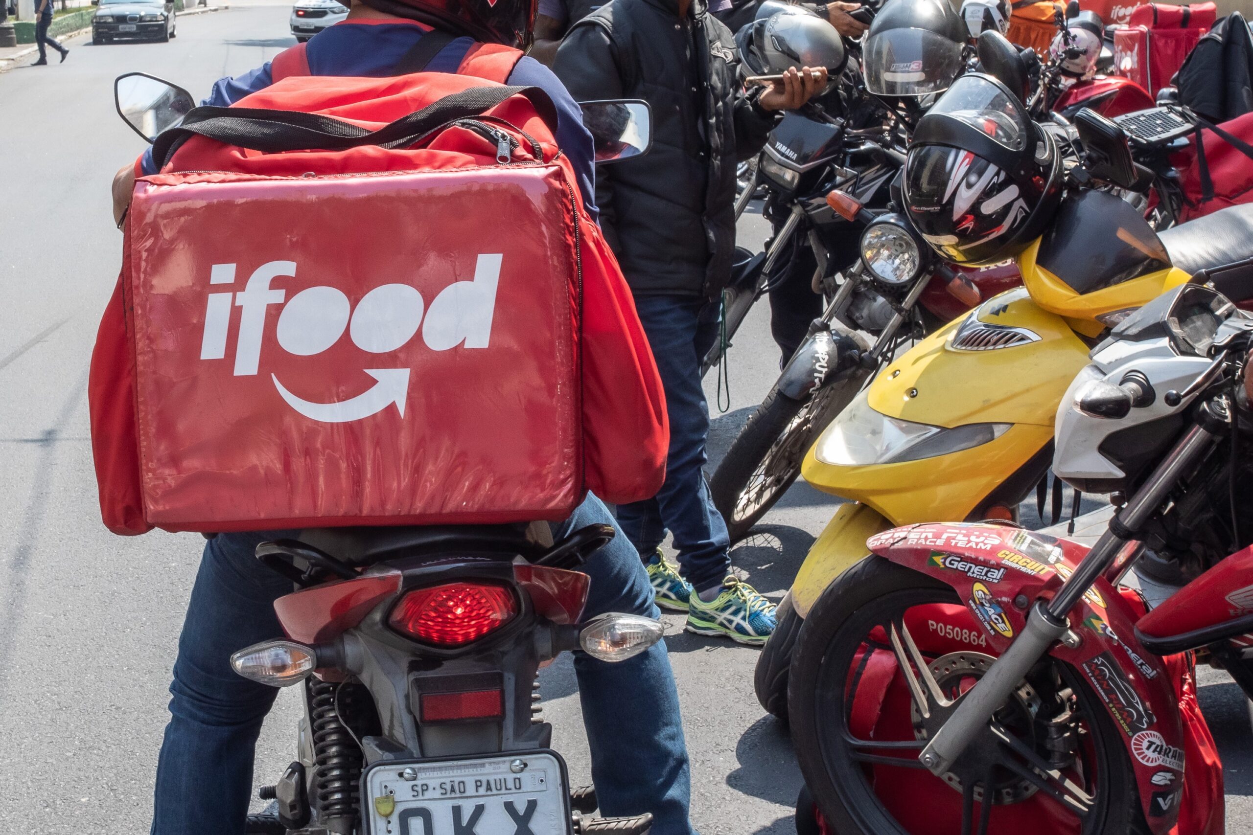 iFood e Mottu fecham parceria para facilitar aluguel de motos a entregadores de delivery