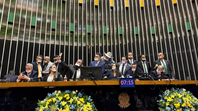 É #FAKE que deputado bolsonarista deu entrevista à GloboNews com esparadrapo na boca, nos olhos e nos ouvidos; conteúdo foi criado com inteligência artificial