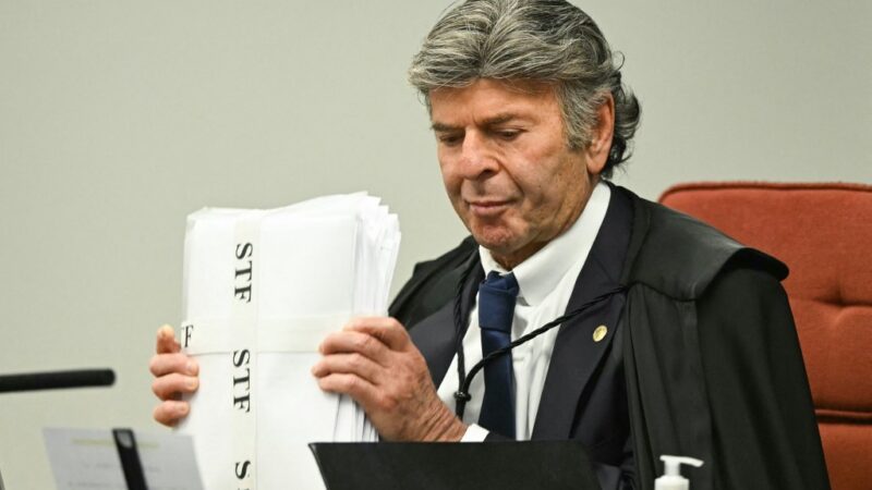 Voto de Fux sobre Bolsonaro é semelhante ao do caso Débora do Batom, e diferente do voto no caso de outros 65 réus por golpe no 8/1