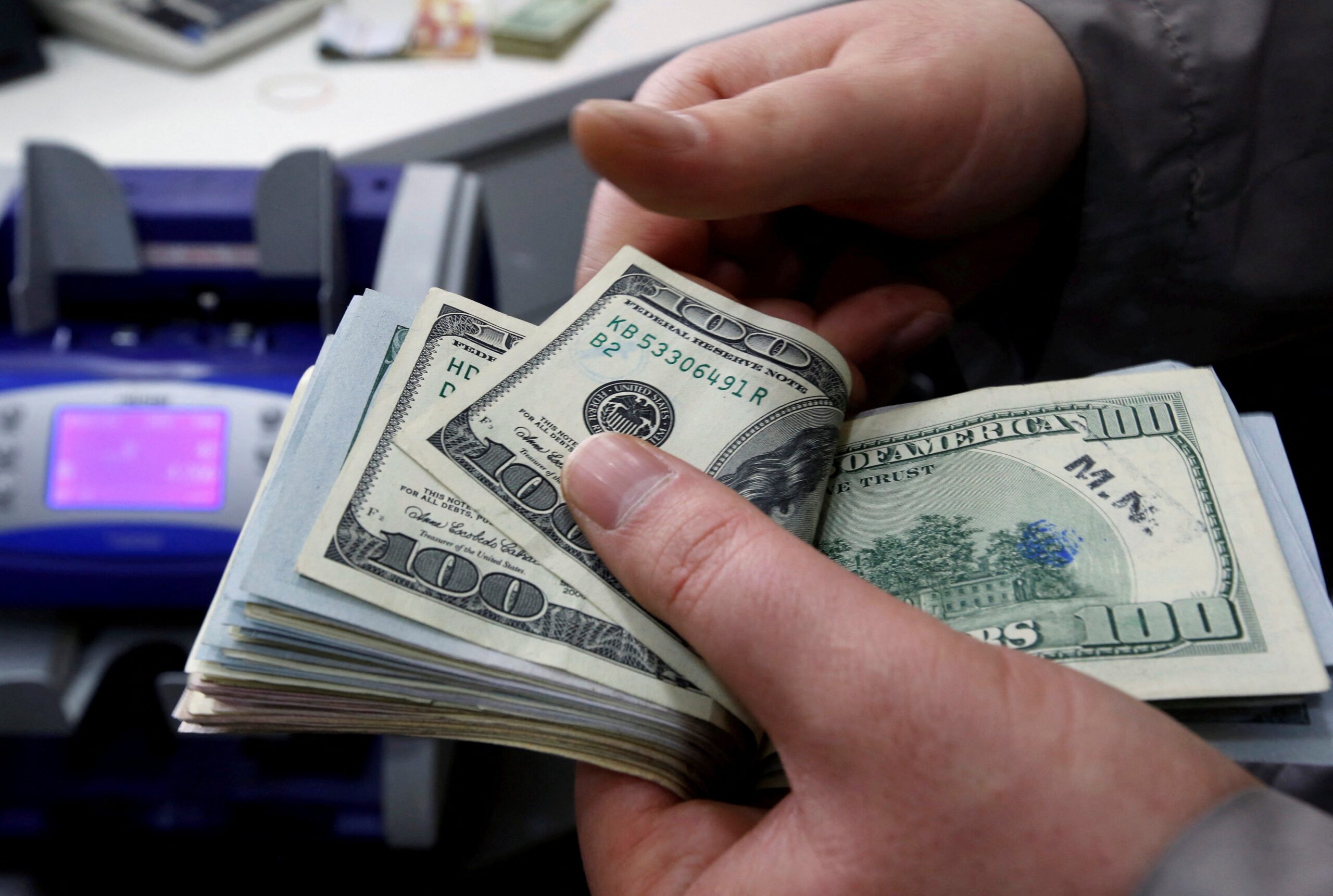 Dólar abre em alta com atenção voltada ao cenário político e julgamento de Bolsonaro