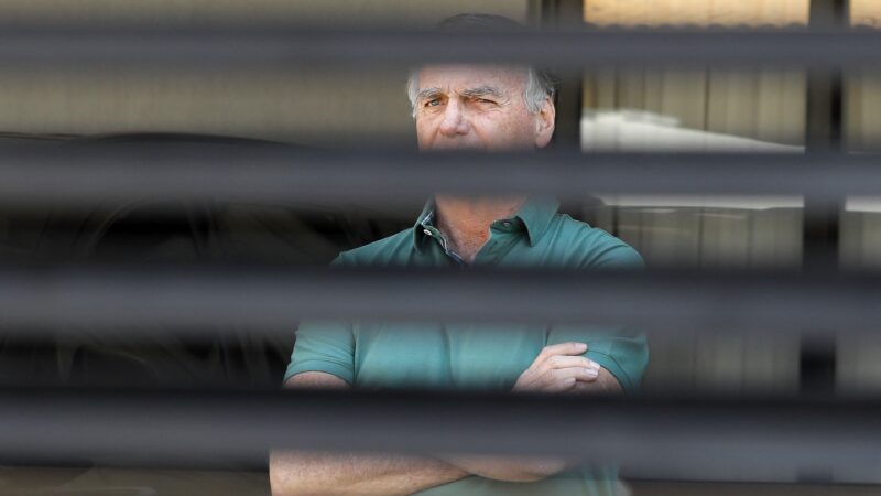Progressão de regime para condenados em processos penais segue mudanças feitas por lei assinada por Bolsonaro; entenda