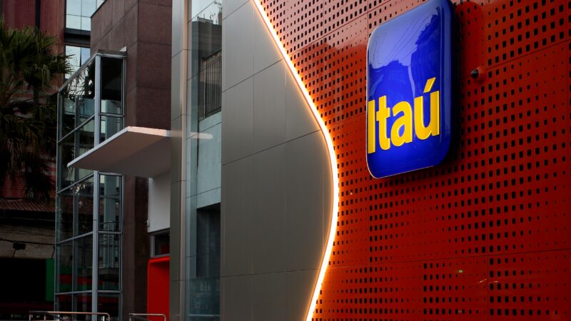 Itaú demite funcionários após avaliar produtividade no home office